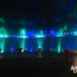 Zirkus-Piccolo-Blau-Türkis mit ambienter Beleuchtung