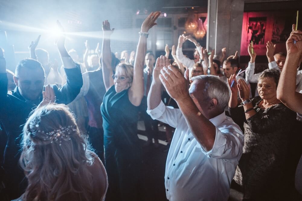 Profi Hochzeits-DJ & Event-DJ 82 kai-schwab-hochzeitsfotografie_party-jung-alt